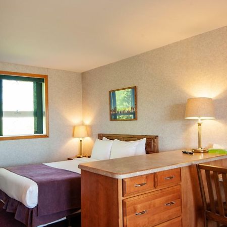 Dutch Inn Cornwall Ngoại thất bức ảnh