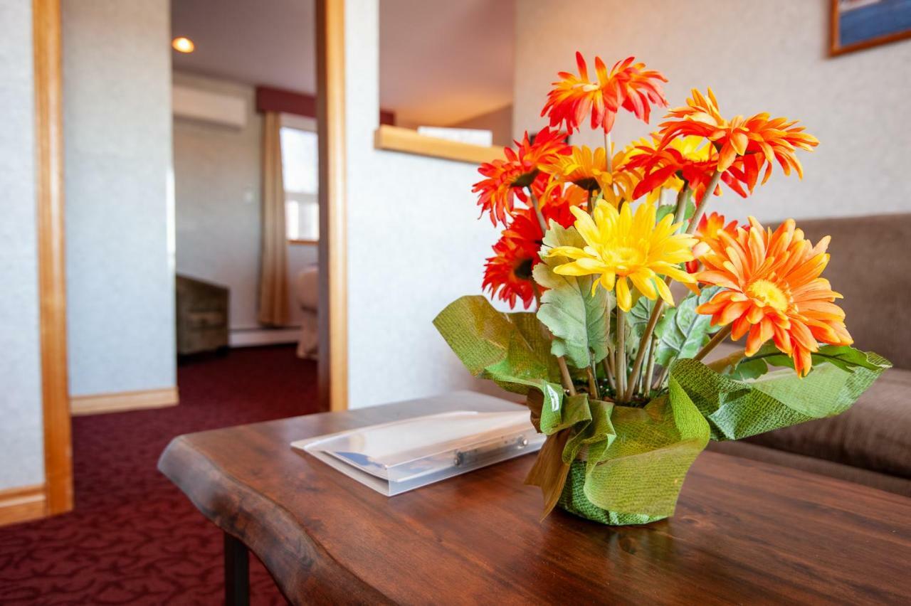 Dutch Inn Cornwall Ngoại thất bức ảnh