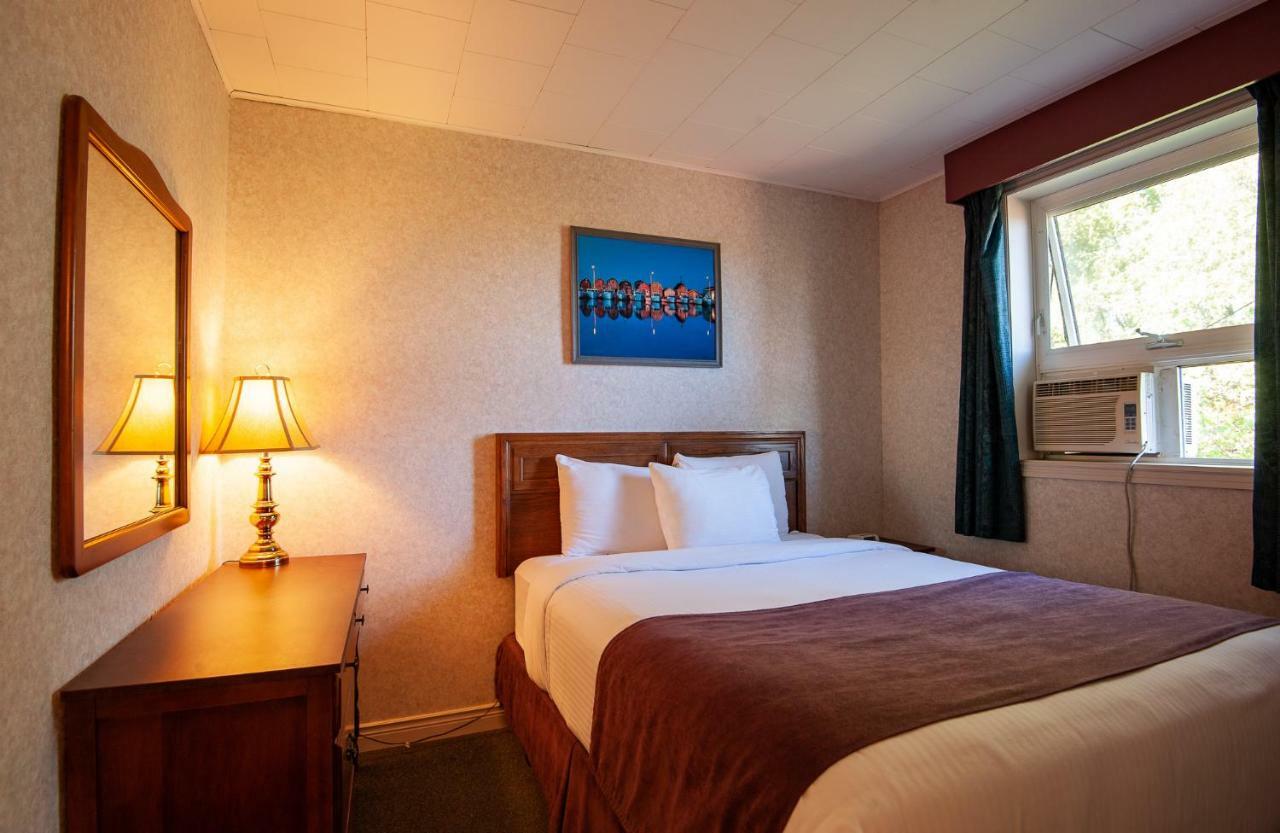 Dutch Inn Cornwall Ngoại thất bức ảnh