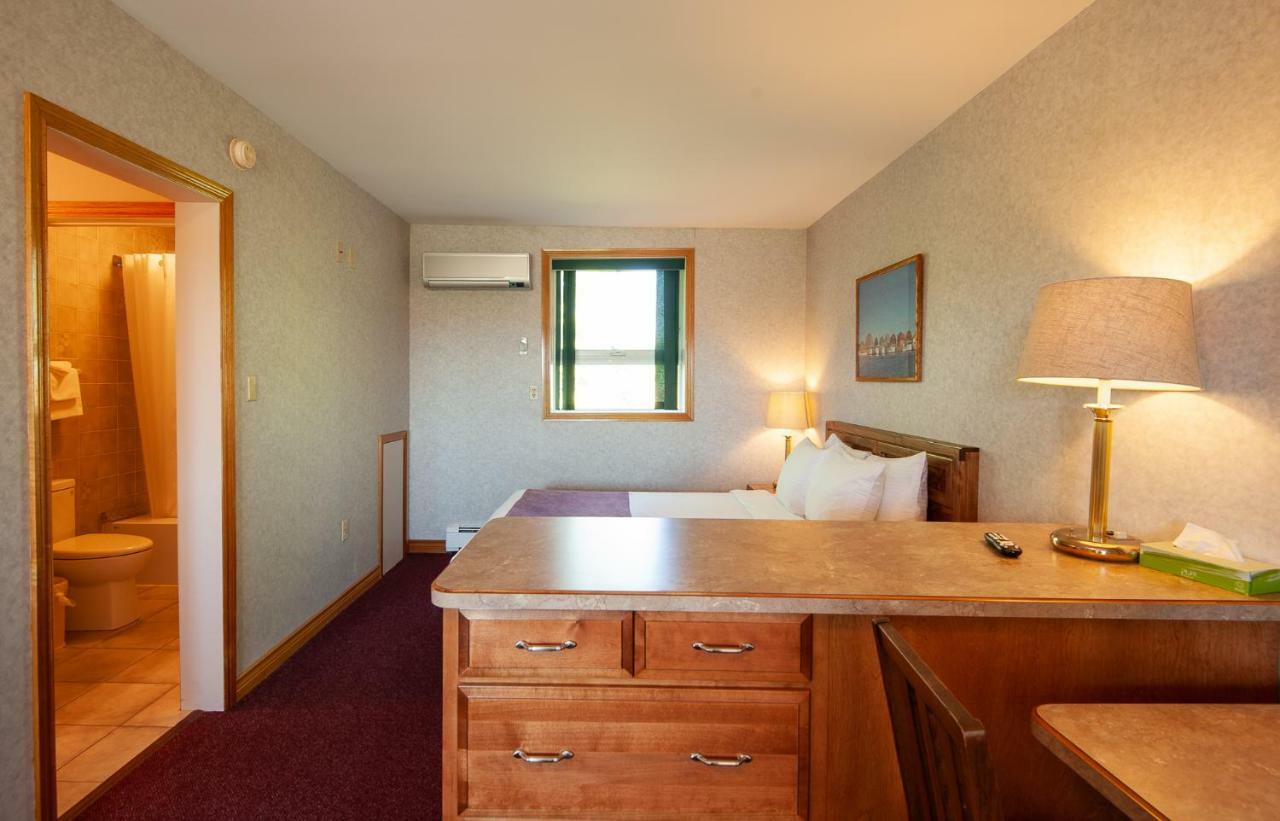 Dutch Inn Cornwall Ngoại thất bức ảnh