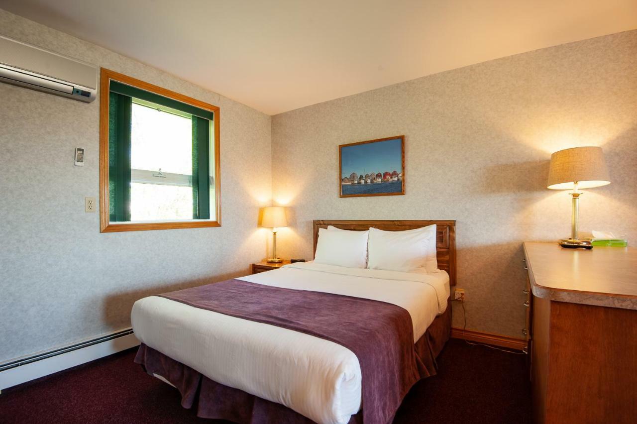 Dutch Inn Cornwall Ngoại thất bức ảnh