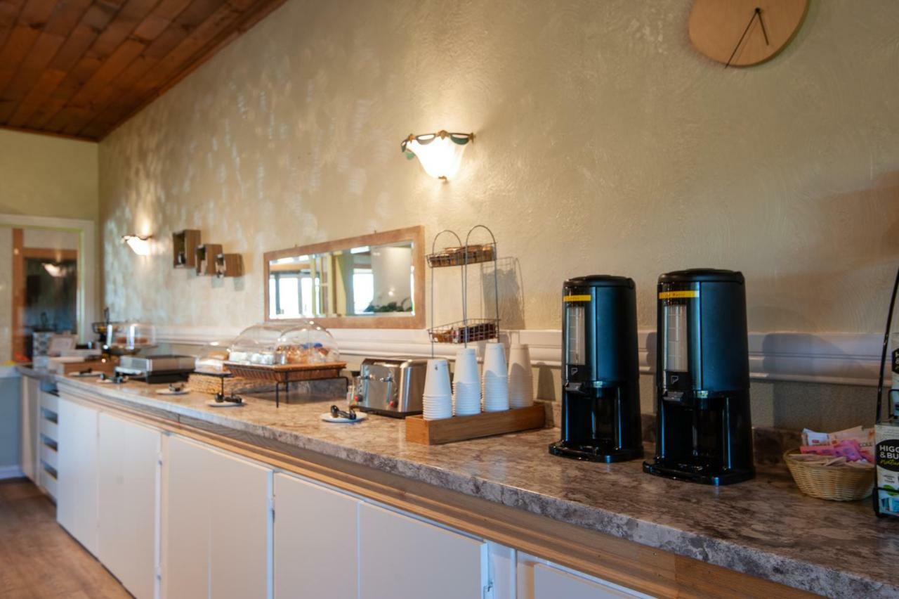 Dutch Inn Cornwall Ngoại thất bức ảnh